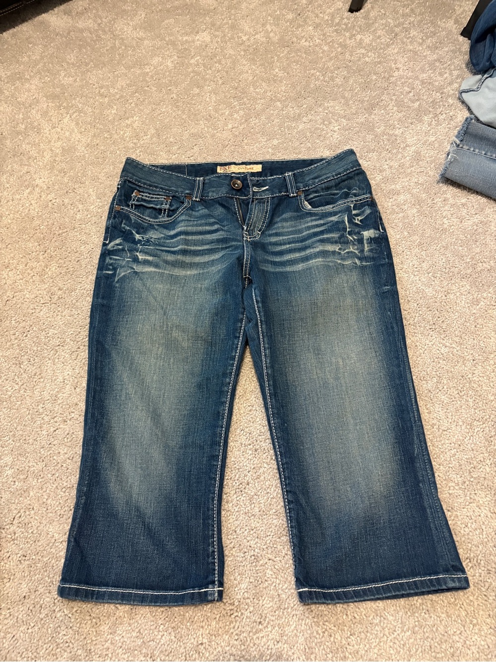 BKE Women’s Cropped Jeans — Distressed Medium Blue